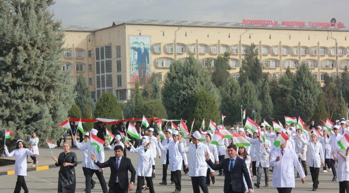 ПАРЧАМ РАМЗИ СОҲИБИХТИЁРИИ ТОҶИКИСТОН АСТ